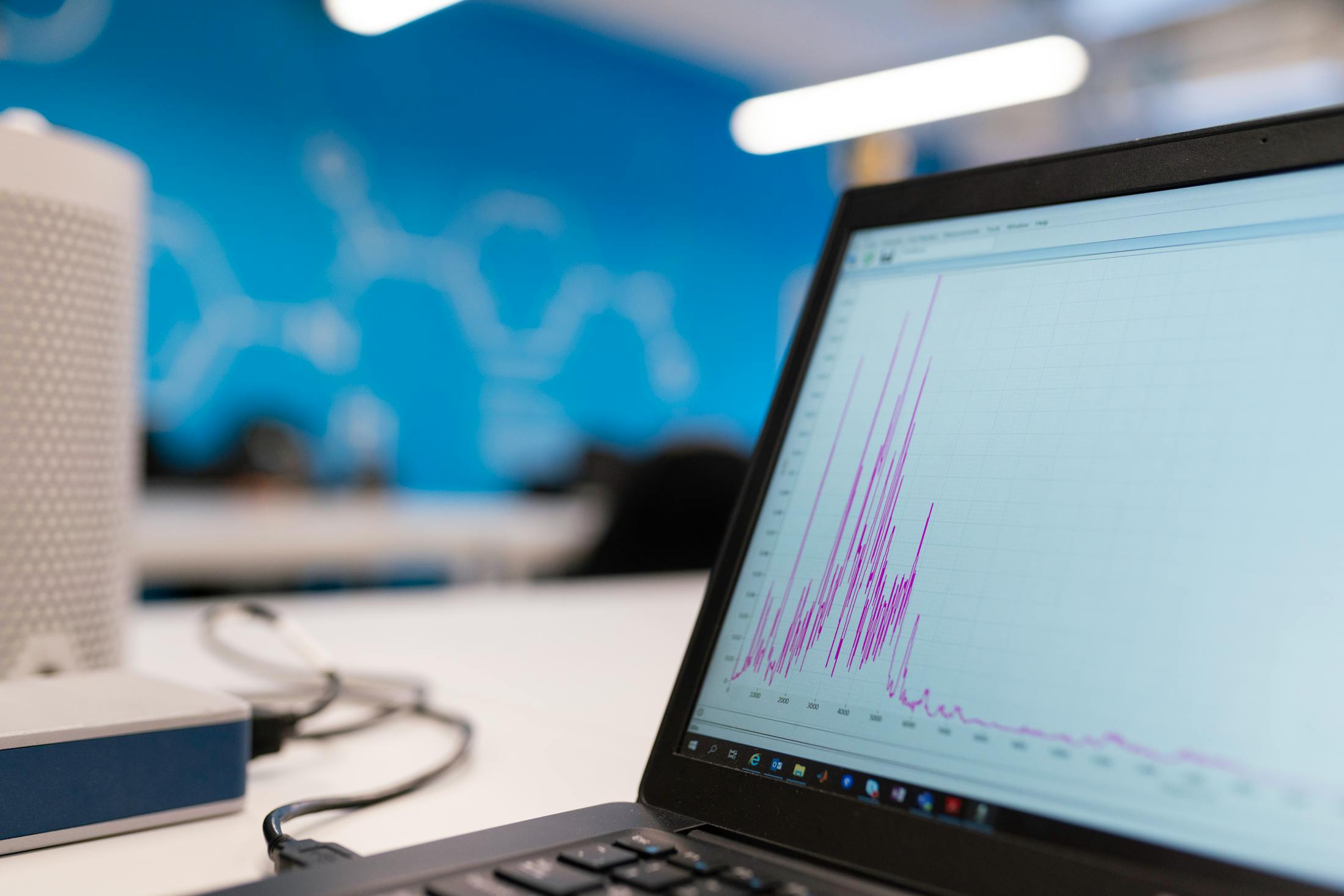 Laptop mit Diagramm und KPI-Entwicklung auf dem Bildschirm